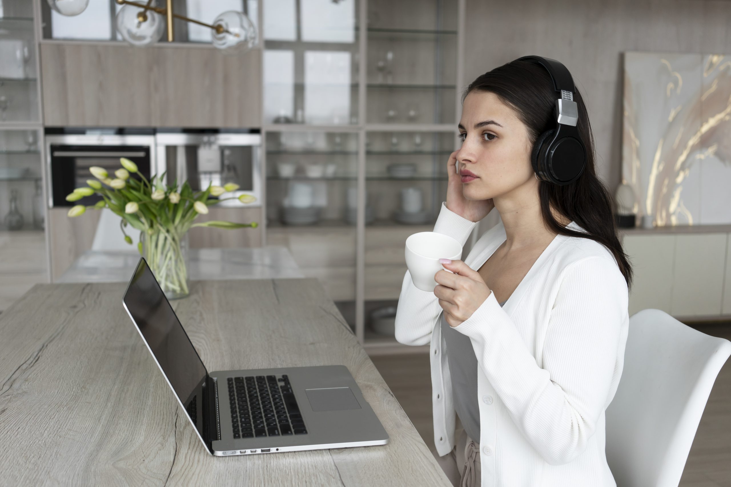 medium-shot-woman-working-from-home (1)